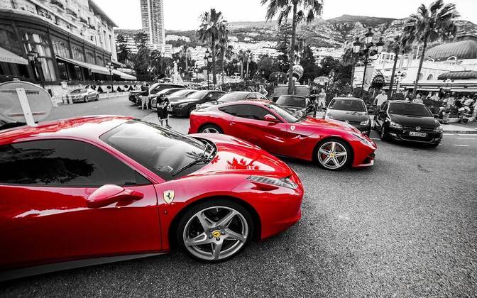 A Ferrari, uma das fabricantes de carro mais prestigiadas do planeta, mantém uma relação de celebridades que burlaram as regras da empresa e que, por isso, não podem mais comprar carros da marca. 