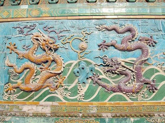 A figura do Dragão chinês, presente na filmografia de Bruce, remete à mitologia chinesa. O dragão foi um dos quatro animais sagrados convocados por Pan Ku para a criação do mundo. 