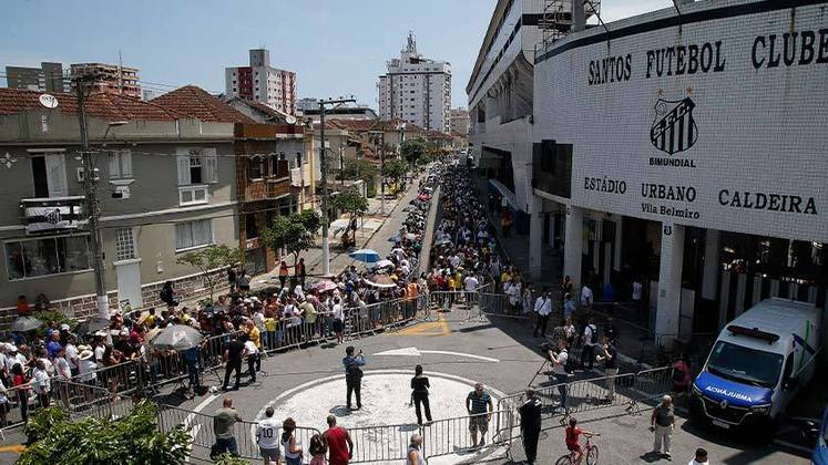 A fila de torcedores ao redor da Vila Belmiro cresce a cada instante. Algumas pessoas relatam espera de mais de 1 hora para ver o corpo do Rei. 