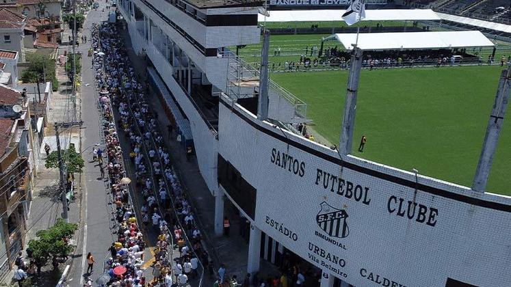A fila de torcedores que querem se despedir de Pelé deu voltas ao redor do estádio do Santos. 