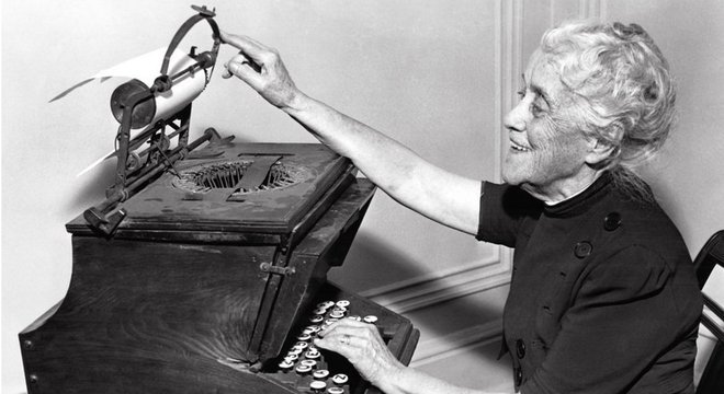 A filha de Christopher Latham Sholes com a máquina de escrever criada por seu pai 