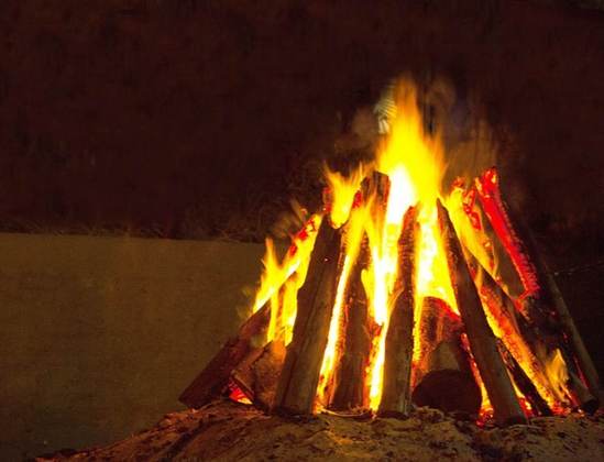 A fogueira é outro símbolo da festa junina. No caso, ela é uma tradição de origem pagã, que tinha como função comemorar o solstício de verão no hemisfério norte. 