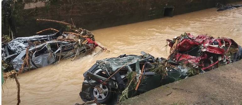 A força da correnteza da enchente foi tão grande que carros ficaram retorcidos, completamente esmagados. Corpos foram encontrados pelas ruas quando o nível da água baixou. 