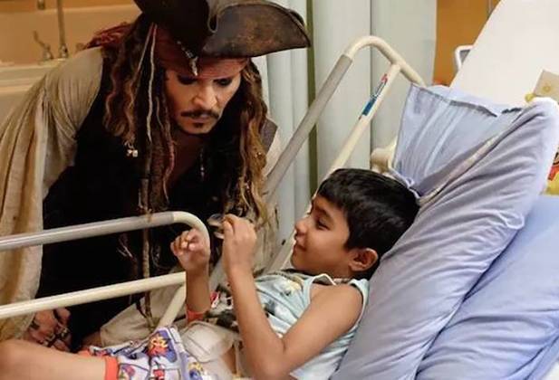 A forma de atuar como o Capitão Jack Sparrow sempre valeu muitos elogios a Depp e o personagem é tão carismático que o ator faz visita a hospitais vestido como o pirata. 