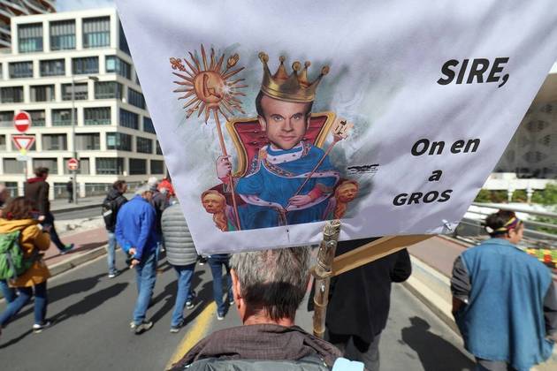 A França enfrentou protestos e greves em todo o país em 13 de abril de 2023, para denunciar a reforma previdenciária do governo francês na véspera de uma decisão do Conselho Constitucional sobre a reforma. Na foto, protesto em Montpellier. Pascal Guyot / AFP - 13/04/2023