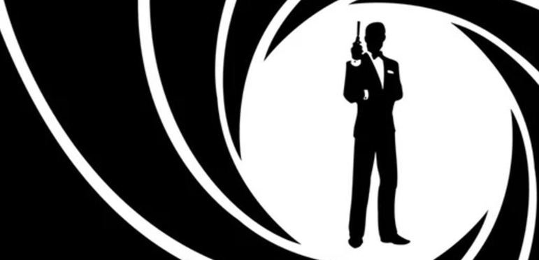 A franquia 007 recebeu homenagem com um clipe que reuniu momentos de filmes estrelados por diferentes atores que encarnaram James Bond. 