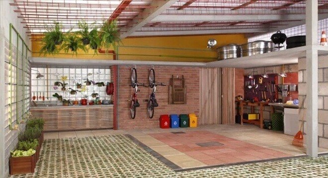 A garagem foi estruturada parte com concregrama e parte com revestimento emborrachado