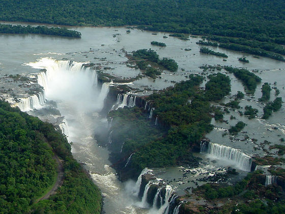 A Garganta do Diabo, uma queda em forma de U, tem 82 metros de altura e é a catarata mais impressionante. Ela marca a fronteira entre Brasil e Argentina.