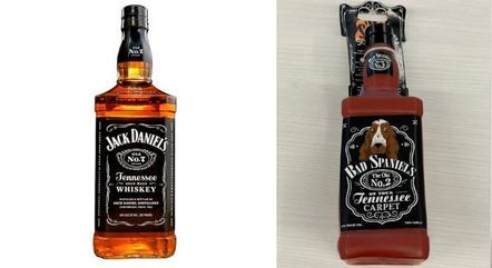 A garrafa do uísque Jack Daniel's ao lado do brinquedo para cachorro Bad Spaniels