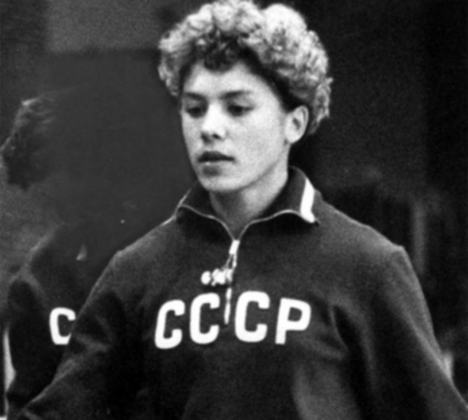 A ginasta Larisa Latynina conquistou 18 medalhas e foi a atleta que deu mais premiações olímpicas à extinta União Soviética. Desse volume de láureas, nove foram de ouro e cinco de prata