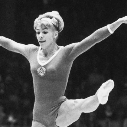 A ginasta soviética Larisa Latynina, que foi a maior detentora de medalhas olímpicas por décadas, ainda não tinha participado da sua primeira Olimpíada