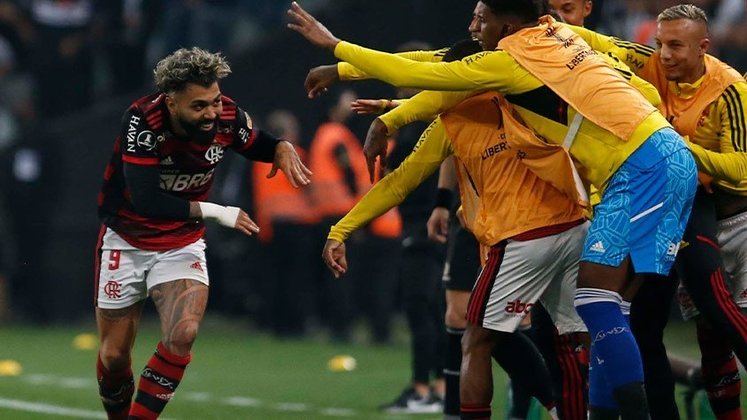 A goleada por 5 a 0 sobre o Athletico, neste domingo no Maracanã, fez o Flamengo ultrapassar a marca de 100 gols na temporada. São 102 bolas nas redes adversárias em 53 partidas. Confira, na galeria, os artilheiros rubro-negros!