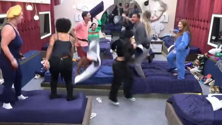 BagunçaAnimação não falta para os Conquisteiros. Em plena madrugada de segunda-feira, eles resolveram pular nas camas e fazer uma algazarra gigantesca. Falando em bagunça, ela também é motivo de briga: Medrado se estressou com Vic em um pós-festa da Mansão, Faby também já se irritou com os colegas bagunceiros, e chegou a acordá-los batendo nas portas do quarto bem cedinho 
