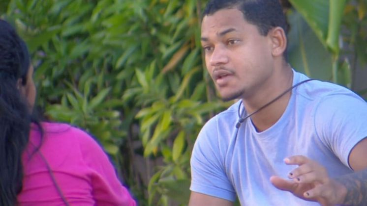Gabriel contou a situação para Sandra, dizendo que não queria se indispor com uma mulher bêbada e se defendeu para Janielle, citando Medrado: 
