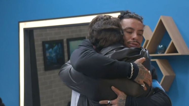 Antonio e MuriloApesar do ator ter falado que vai morar com Thiago Servo, e ter ficado com Stéphanie, foi para Murilo que ele entregou seu coração. Os dois são a verdadeira definição de parceiros, vibram um pelo outro em provas e Zonas de Risco. Antonio ficou desesperado quando o amigo foi para a berlinda, e não segurou as lágrimas quando Murilo voltou são e salvo: 