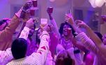 O tradicional brinde entre os Conquisteiros aconteceu em clima de harmonia. Após semana tensa com duas eliminações surpreendentes, os participantes mereciam relaxar com bons drinks!