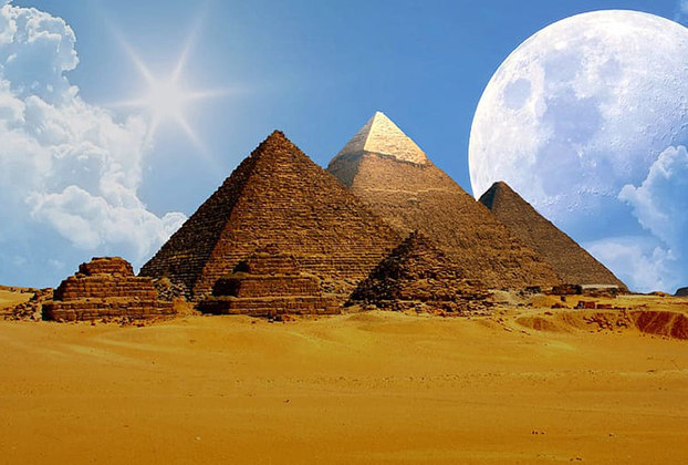 A Grande Pirâmide de Gizé, Egito: É a mais antiga das Sete Maravilhas do Mundo Antigo e a única a permanecer em grande parte intacta. A pirâmide foi construída como túmulo para o faraó Quéops durante a Quarta Dinastia do Antigo Egito, por volta de 2550 a.C.. 