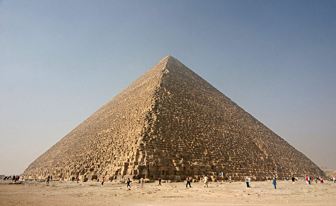 A Grande Pirâmide é famosa por suas supostas associações astronômicas e matemáticas, como as proporções que se acredita estarem relacionadas a conceitos astrológicos. 