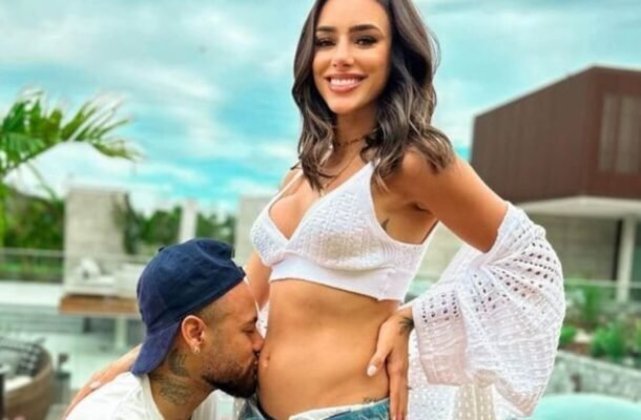 A gravidez de Bruna Biancardi foi tornada pública em dia 18 de abril do ano passado, quando ela e Neymar estavam juntos. “Sonhamos com a sua vida, planejamos a sua chegada e saber que você está aqui para completar o nosso amor, deixa os nossos dias muito mais felizes”, postou a influenciadora na ocasião - Foto: Reprodução/Instagram