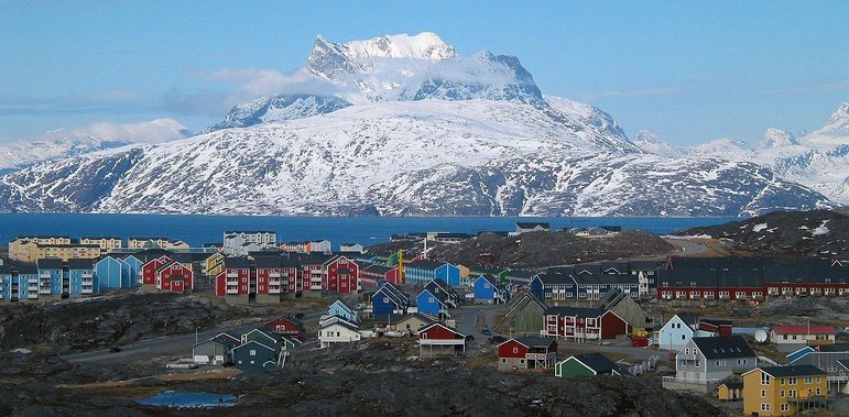  A Groenlândia é um território autônomo que faz parte do Reino da Dinamarca e tem lugares bem frios. É pouco povoada, com densidade demográfica de 0,03 habitante por km². 