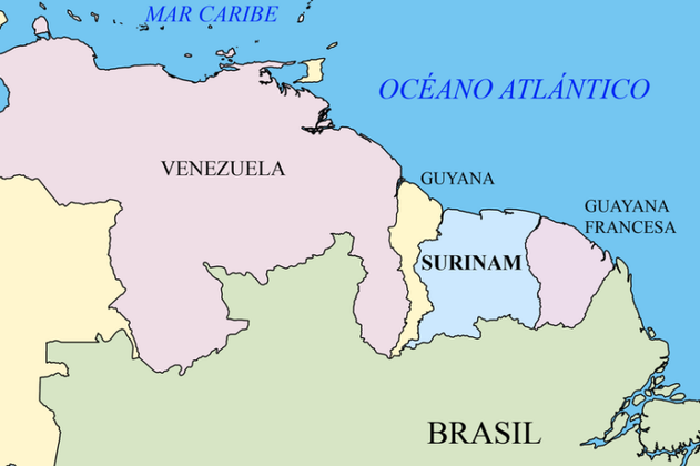 A Guiana Francesa faz fronteira com o Suriname a oeste e o Brasil a sul e leste. O Oceano Atlântico está localizado ao norte.