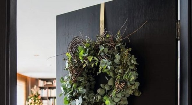 A guirlanda utilizada como enfeite para porta de natal trouxe elegância ao ambiente