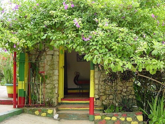  A identificação de Bob Marley com a Jamaica é tão forte que diversas excursões pelo país levam o nome do músico. E um dos lugares visitados é a casa dele (foto), na vila de Nine Mile, em Saint Ann. 
