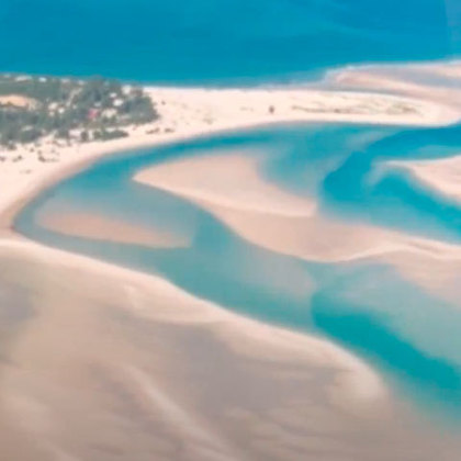 A Ilha Benguerra está no arquipélago de Bazaruto na costa sul de Moçambique. Ela tem bancos de areia que cortam caminhos. Por volta das areias está um recife de coral de três quilômetros de comprimento. Para chegar, precisa-se pegar um barco em Vilanculos, cidade localizada a 700 km da capital Maputo.