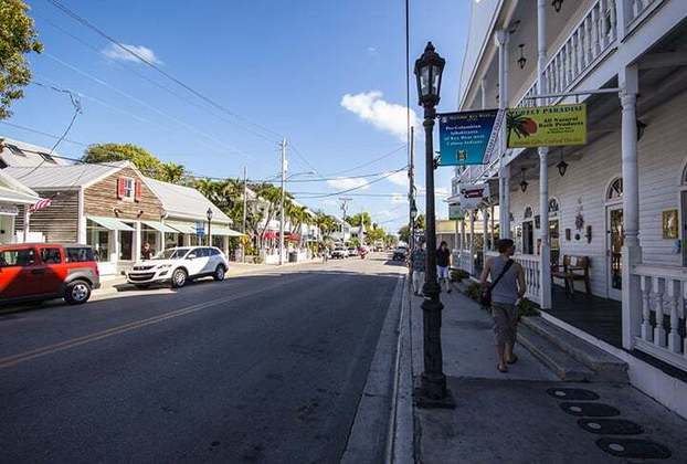 A ilha de Key West é o local mais ao Sul dos Estados Unidos, bem perto de Cuba. É um paraíso para cubanos que querem deixar o país, bem como para turistas. Fica a cerca de 300 km de Orlando e Miami. Tem porto e aeroporto. 