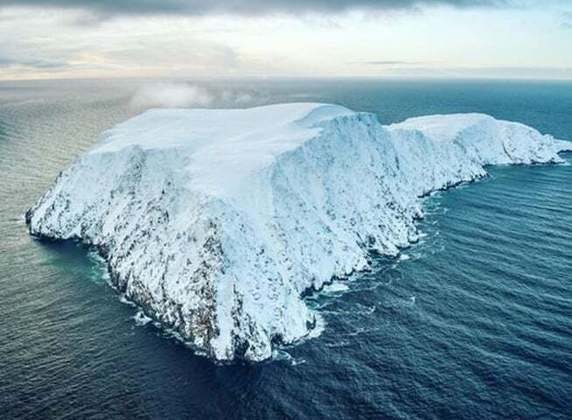 A ilha fica localizada em um arquipélago no Mar da Sibéria Oriental, no norte da Rússia. Como é um local afastado e sem muitas informações a respeito, não aparece nos mapas do Google 