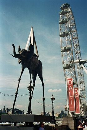 A imagem de elefantes com pernas compridas e finas é tão simbólica da obra de Dalí que foi atração de uma exposição em Londres, ao ar livre. 