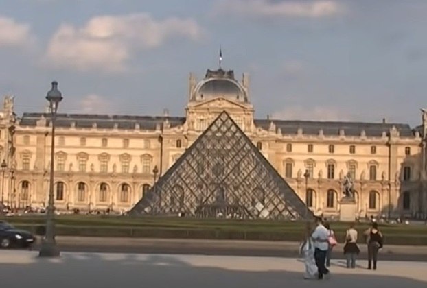 A imensidão do Louvre - O Museu do Louvre em Paris é simplesmente o maior museu de arte de todo o mundo.