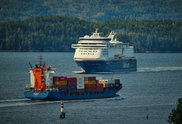 A indústria de navios lança cerca de 3% das emissões totais de gases que causam o efeito estufa no mundo, e esse número está aumentando rápido, podendo subir até 130% até 2050.