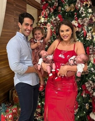 A influencer Bárbara Evans celebrou a chegada do Natal 2023 ao lado do marido Gustavo Theodoro, da filha e dos gêmeos recém-nascidos.