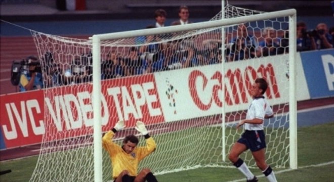 A Inglaterra perdeu as três que disputou. Na foto, diante da Alemanha, na semifinal de 90