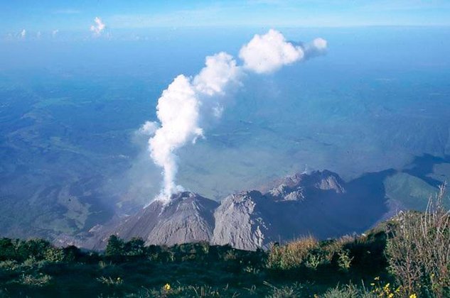 A instabilidade de certas áreas é tão grande que novos vulcões surgem, oriundos de antigos. Foi o que ocorreu no Vulcão Santa Maria, na Guatemala, perto da cidade de Quetzaltenango. Sua erupção em 1902 foi uma das três maiores do século XX . Em 1922, um novo vulcão surgiu na cratera do Santa Maria: o  Santiaguito (foto). 