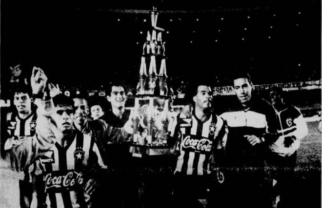 A interpretação no regulamento do Campeonato Carioca de 1990 rendeu uma curiosíssima situação na decisão entre Botafogo e Vasco. Em campo, Carlos Alberto Dias marcou o gol que definiu a vitória por 1 a 0 dos alvinegros e, ao apito final, os botafoguenses deram a volta olímpica com uma taça que a Rede Manchete ofereceu