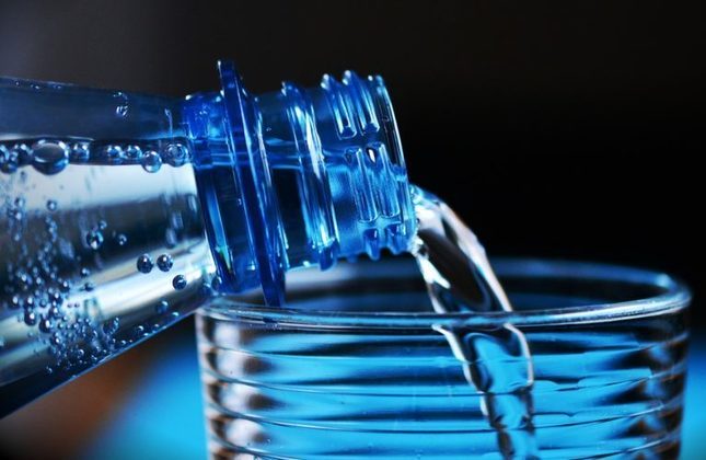 A “intoxicação por água”, ou “envenenamento por água”, acontece quando alguém ingere uma quantidade exagerada de água em pouco tempo.