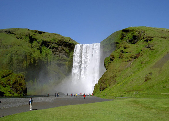A Islândia fica a cerca de 300 km da Groenlândia, 400 km das Ilhas Faroé, 800 km da Escócia e 1000 km da Noruega. A cidade mais populosa é também a maior cidade em extensão territorial, além de capital: Reykjavík (Reiquiavique, em português). 