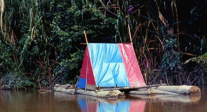 A jangada 'The Pink Palace' que Holly e Fitz construíram para descer o rio