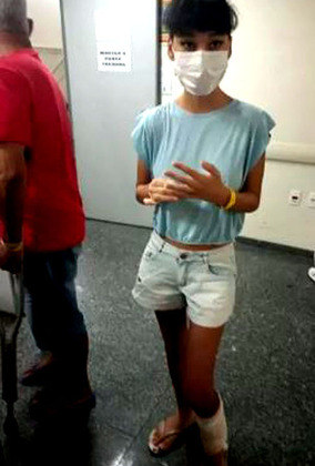 A jovem se chama Maria Clara Oliveira Nogueira, tem 14 anos e mora em Caieiras, na Região Metropolitana de São Paulo. Ela foi picada no dia 14 de fevereiro, durante uma atividade escolar. 