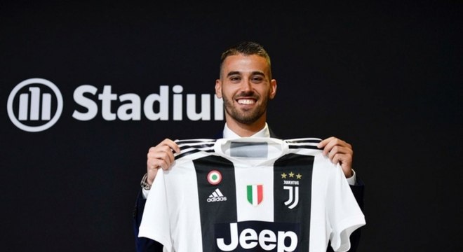A Juventus apresentou nesta quinta-feira o meia Leonardo Spinazzola. O jogador, revelado pelo clube de Turim, passou seis anos emprestado e retorna