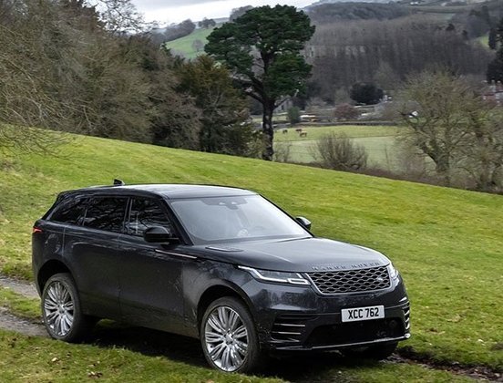 A Land Rover é uma empresa britânica especializada em carros de luxo. O modelo usado por Paula Fernandes é avaliado em R$ 800 mil. De acordo com o site 