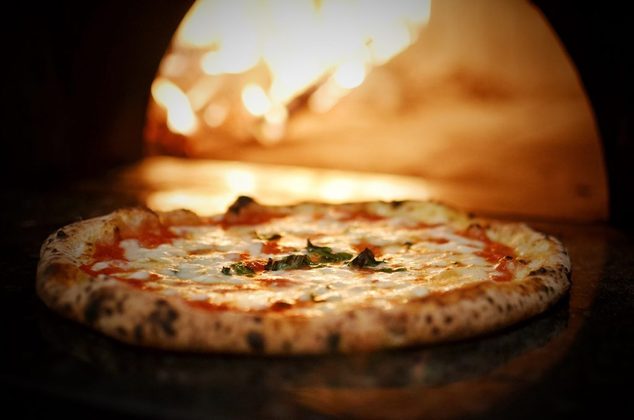 A Leggera serve pizzas tipicamente napoletanas. As individuais são abertas manualmente e assadas em forno a lenha com temperatura de 450 graus.