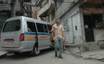 Nando chega em uma favela no Rio de Janeiro em busca de um velho conhecido que tem envolvimento com o tráfico local e se emprega a serviço da bandidagem