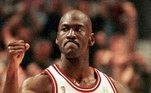 A lenda Michael Jordan, que brilhou no Chicago Bulls, agora aparece na quinta colocação no ranking dos maiores cestinhas. O ex-ala-armador anotou 32.292 pontos em seus 15 anos de NBA.