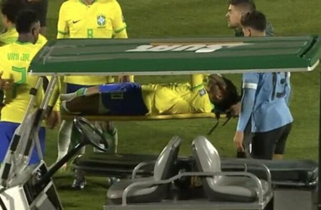 A lesão ocorreu no jogo entre Uruguai e Brasil, no dia 17 de novembro, em Montevidéu, pelas Eliminatórias para a Copa do Mundo. O atleta rompeu o ligamento cruzado anterior e precisou passar por cirurgia - Foto: Reprodução/Globo