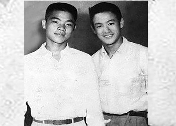  A ligação de Bruce com as artes marciais começou por causa do seu temperamento brigão. Após se envolver em lutas na rua e na escola, Bruce foi levado por um amigo, William Cheung (os dois na foto - Bruce à direita), para aulas de Wing Chun.
