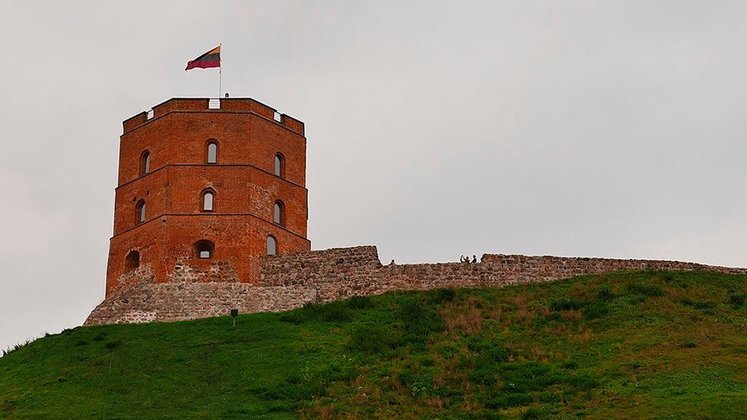 A Lituânia é um país com belas construções góticas, barrocas e renascentistas. A Torre de Gediminas (foto), no alto de uma colina, fornece visão panorâmica da capital Vilnius. 