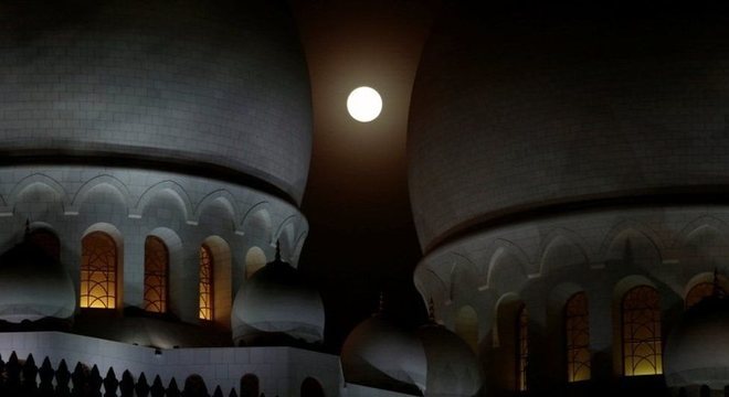 A lua eclipsada vista da mesquita Sheikh Zayed, en Abu Dabi